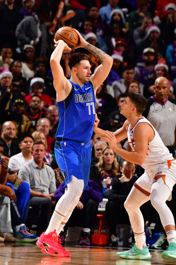 洛杉矶湖人NBA战胜达拉斯独行侠戴维斯补篮制胜