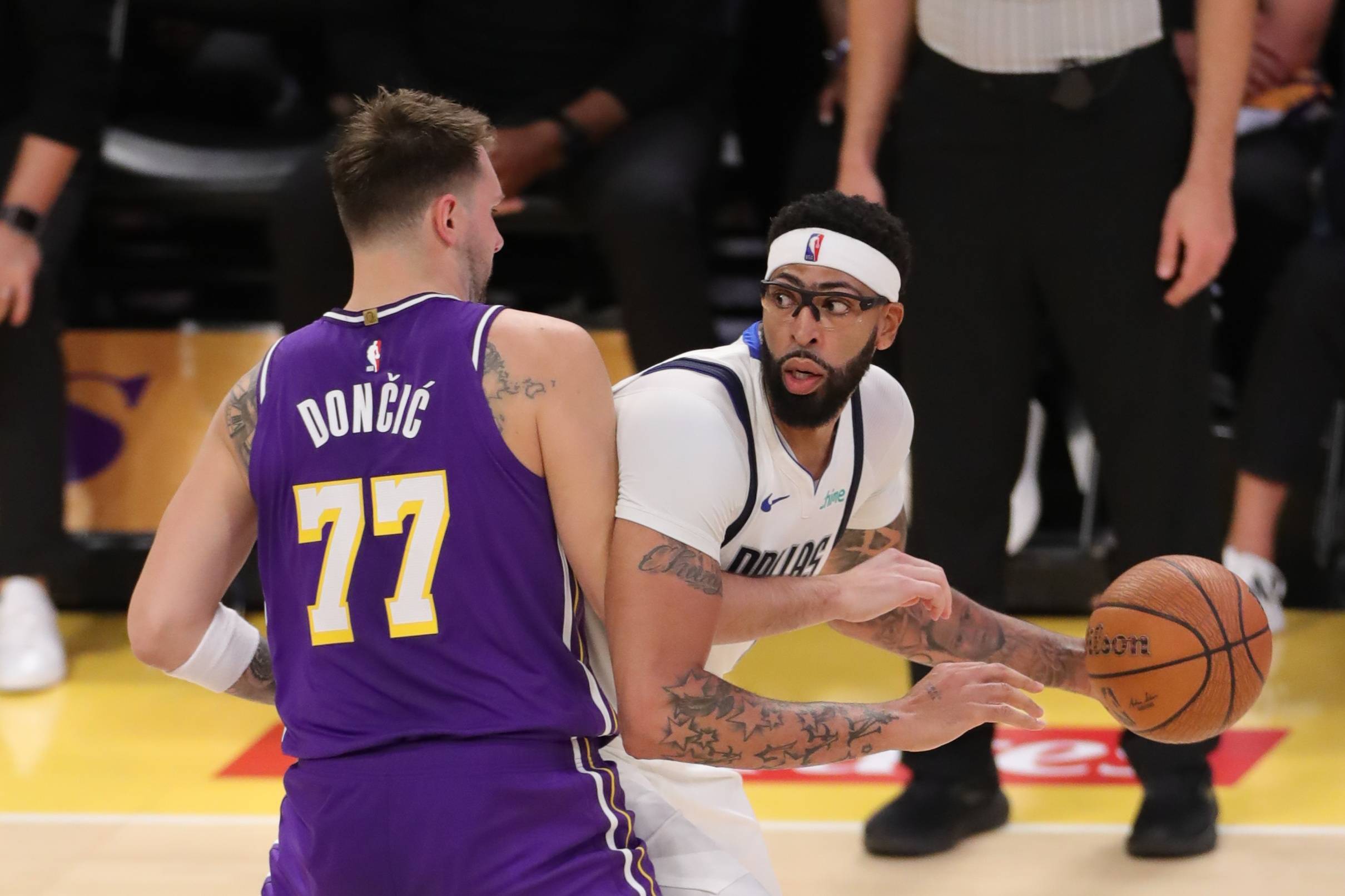 洛杉矶湖人NBA战胜达拉斯独行侠戴维斯补篮制胜